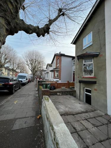Upton Park Bedrooms 25 min to Central London - Tap to explore photos