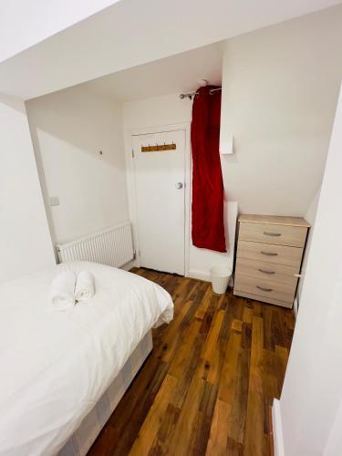 Upton Park Bedrooms 25 min to Central London - Tap to explore photos