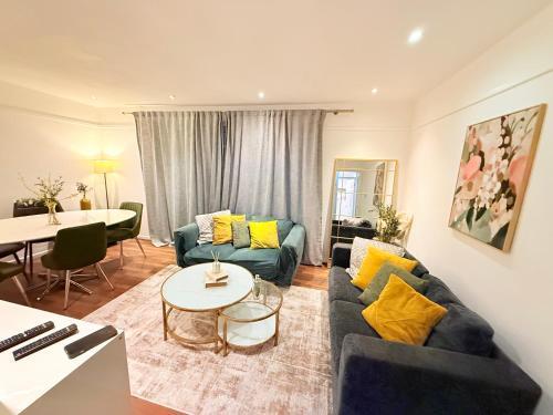 Large 3 bedroom apartment in gated development - Tap to explore photos