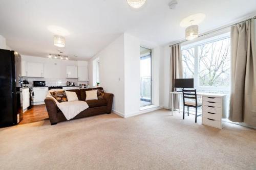 Stunning Double Bed Flat with Private Balcony & Free Parking - Tap to explore photos