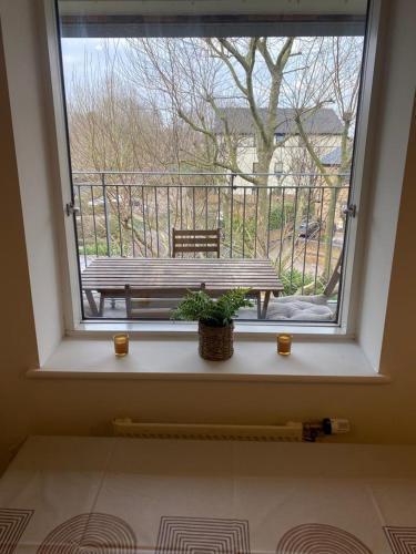 Stunning Double Bed Flat with Private Balcony & Free Parking - Tap to explore photos