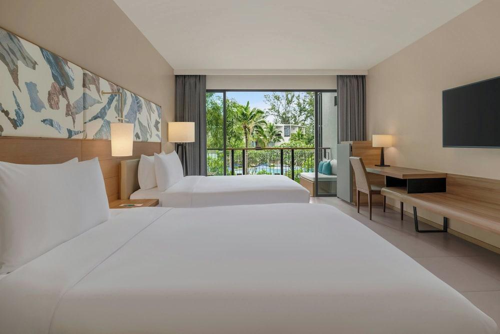 Le Meridien Phuket Mai Khao Beach Resort Room Type - Deluxe Room, 2 Double Beds, Balcony, Pool View (Balcony)