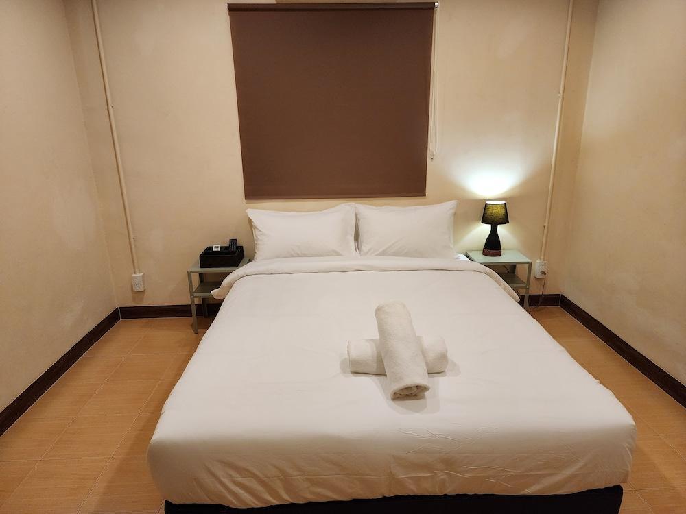 The Travellers House - Pet Friendly Accommodation Room Type - Basic Double Room, 1 Queen Bed, Shared Bathroom, Ground Floor The Travellers House - Pet Friendly Accommodation Room Type - Basic Double Room, 1 Queen Bed, Shared Bathroom, Ground Floor