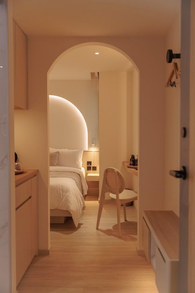 Corridor2407 Hotel Room Type - Deluxe Room with Queen Bed