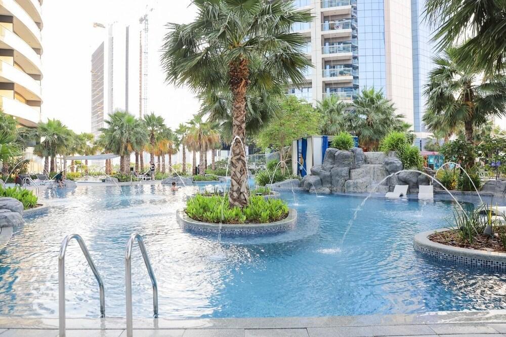Fully Furnished 3 Bedroom in Paramount Prime Location Spacious Layout - Tap to explore photos
