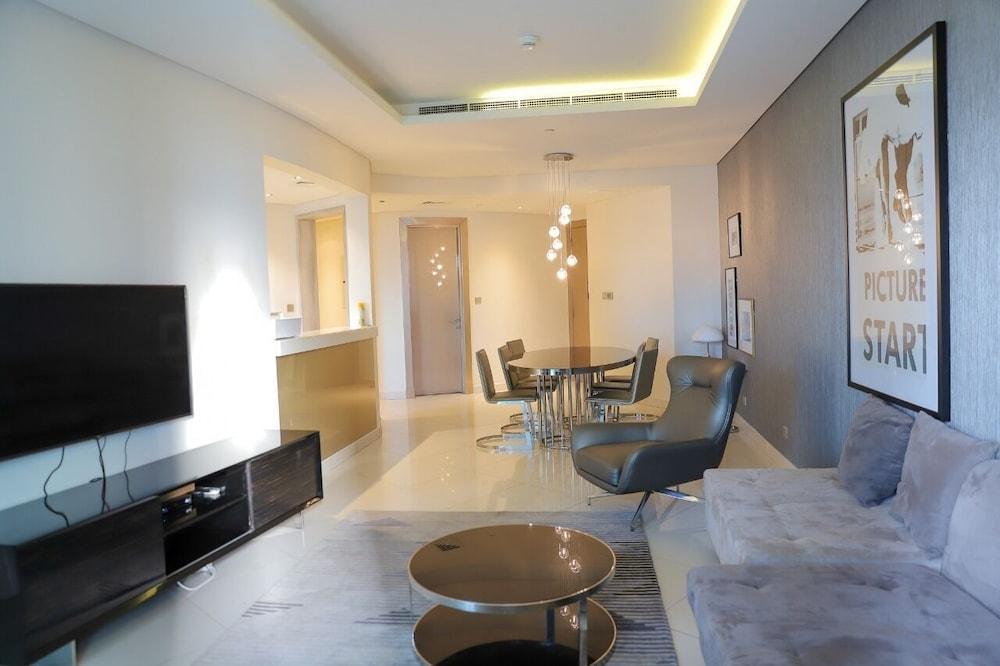 Fully Furnished 3 Bedroom in Paramount Prime Location Spacious Layout - Tap to explore photos