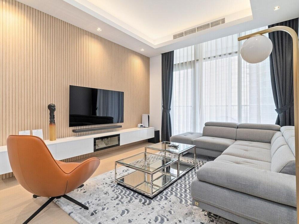 Elegant Apartment Amidst Vibrant Area with Balcony - Tap to explore photos