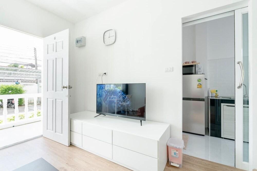 Charming Studio Suite - Private Washer - Tap to explore photos