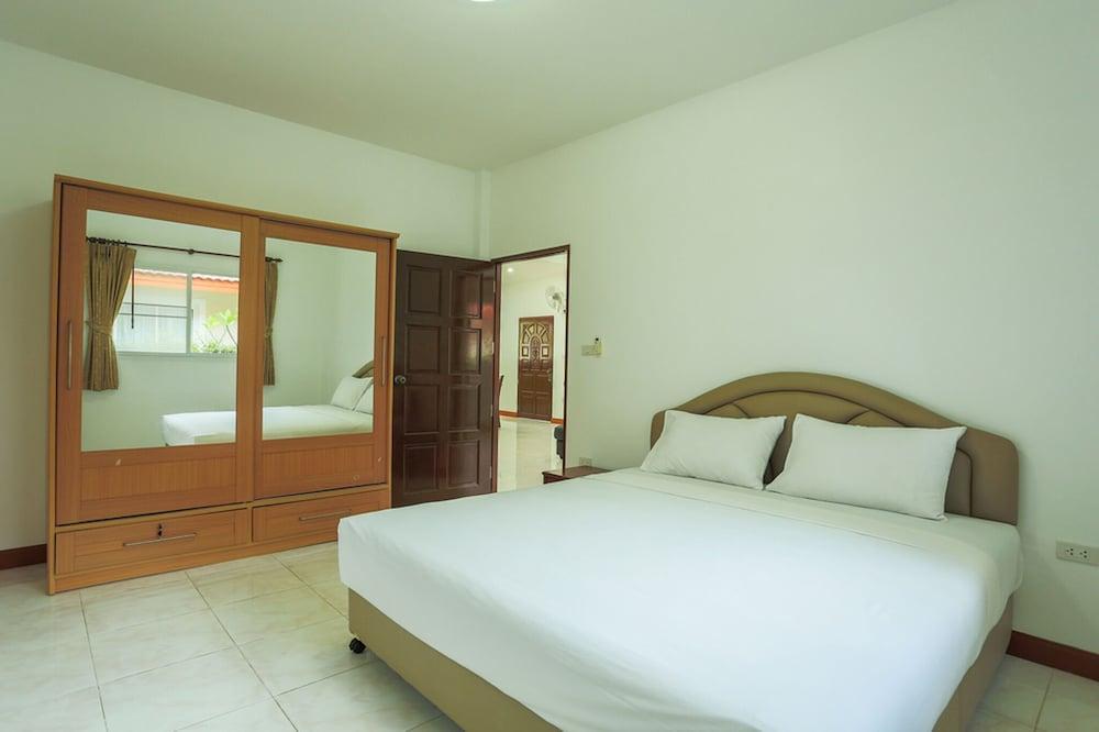 Lovely House With Access to Large Swimming Pool and Near Chalong Pier - Tap to explore photos