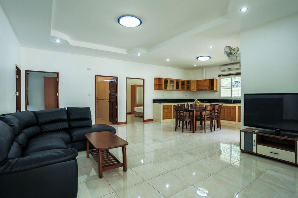 Lovely House With Access to Large Swimming Pool and Near Chalong Pier - Tap to explore photos