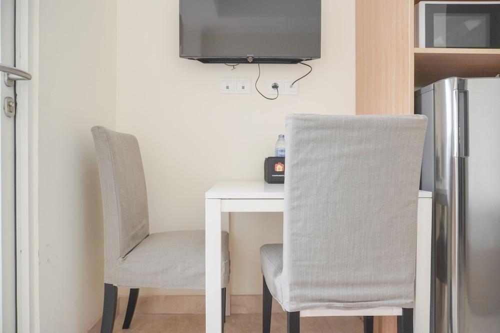 Comfort And Minimalist Studio Menteng Park Apartment - Tap to explore photos