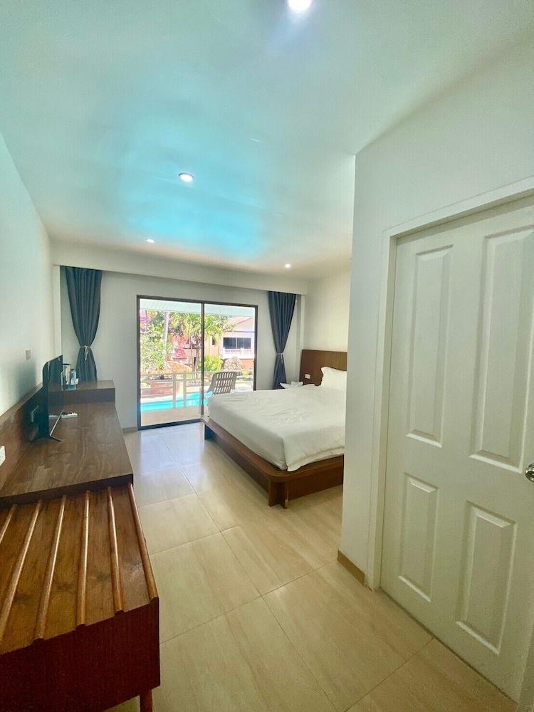 V Beach Resort Room Type - Luxury Room, 1 King Bed