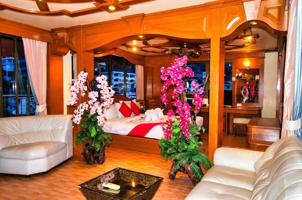 DIVA PATONG HOTEL Room Type - Roof Top Sea View Penthouse With Jacuzzi