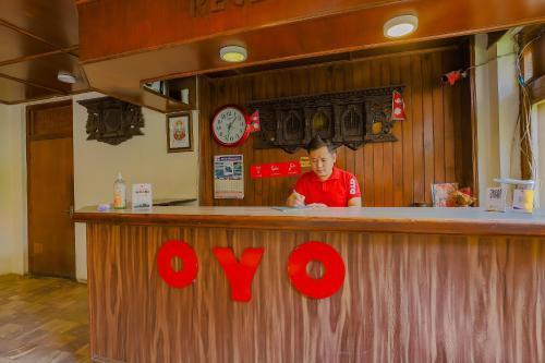 OYO 795 Hotel Holiday Inn - Tap to explore photos