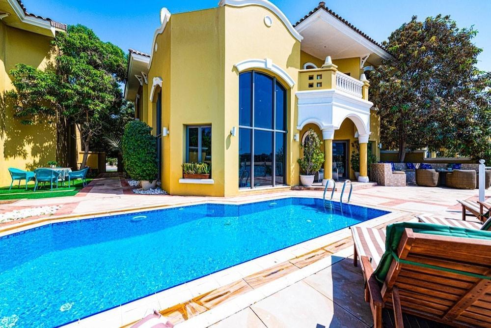 Villa Premium Palm Jumeirah - Tap to explore photos