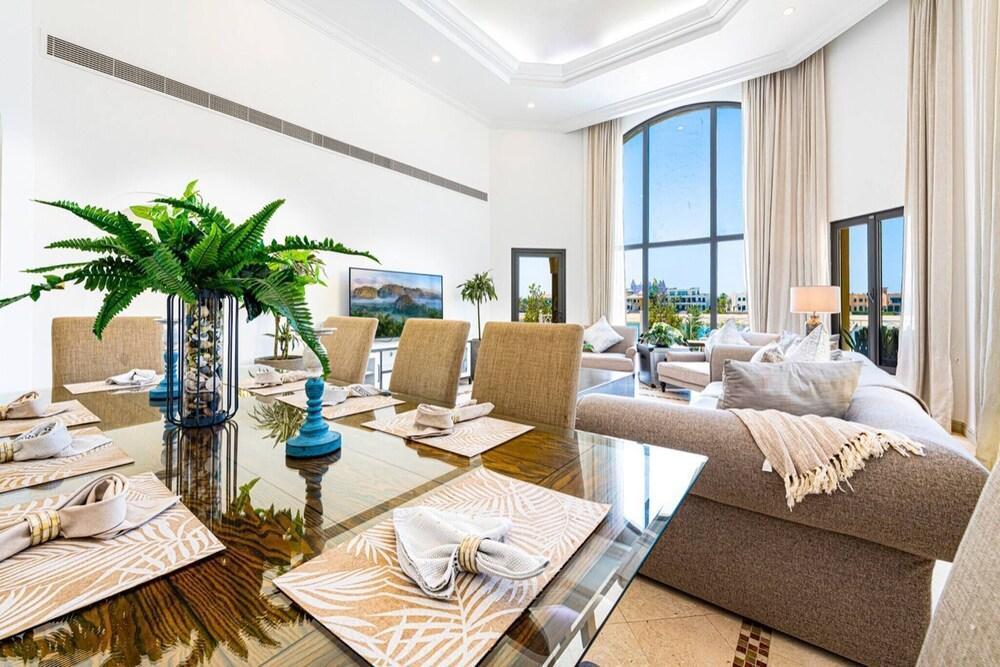 Villa Premium Palm Jumeirah - Tap to explore photos