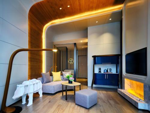 InterContinental Shanghai Wonderland - Tap to explore photos