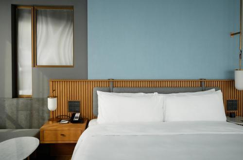 Artyzen NEW BUND 31 Shanghai Room Type - Deluxe 45 Corner (Corner Deluxe King Room-Nonsmoking) Artyzen NEW BUND 31 Shanghai Room Type - Deluxe 45 Corner (Corner Deluxe King Room-Nonsmoking)
