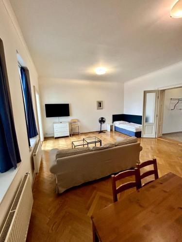 Quadrio Bedroom Central Apartment - Tap to explore photos