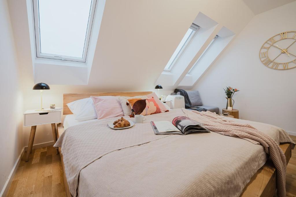 Prague Days - Minimalistic Studio with Smart TV and View to National Museum - Tap to explore photos