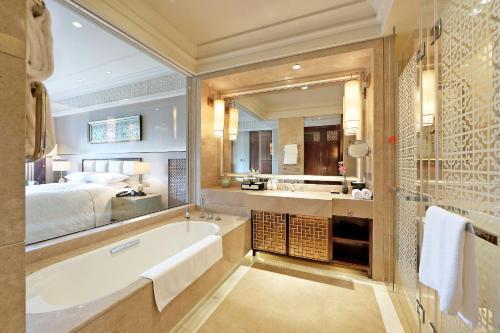 Shanghai Dongjiao State Guest Hotel Room Type - Executive King Suite-North