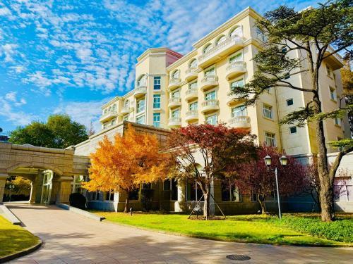 Hong Qiao State Guest House Room Type - Premium King Room with Balcony
