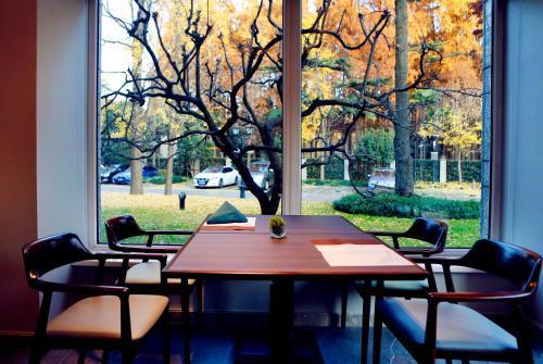 Hong Qiao State Guest House Room Type - Premium Two Doubles with Balcony Hong Qiao State Guest House Room Type - Premium Two Doubles with Balcony