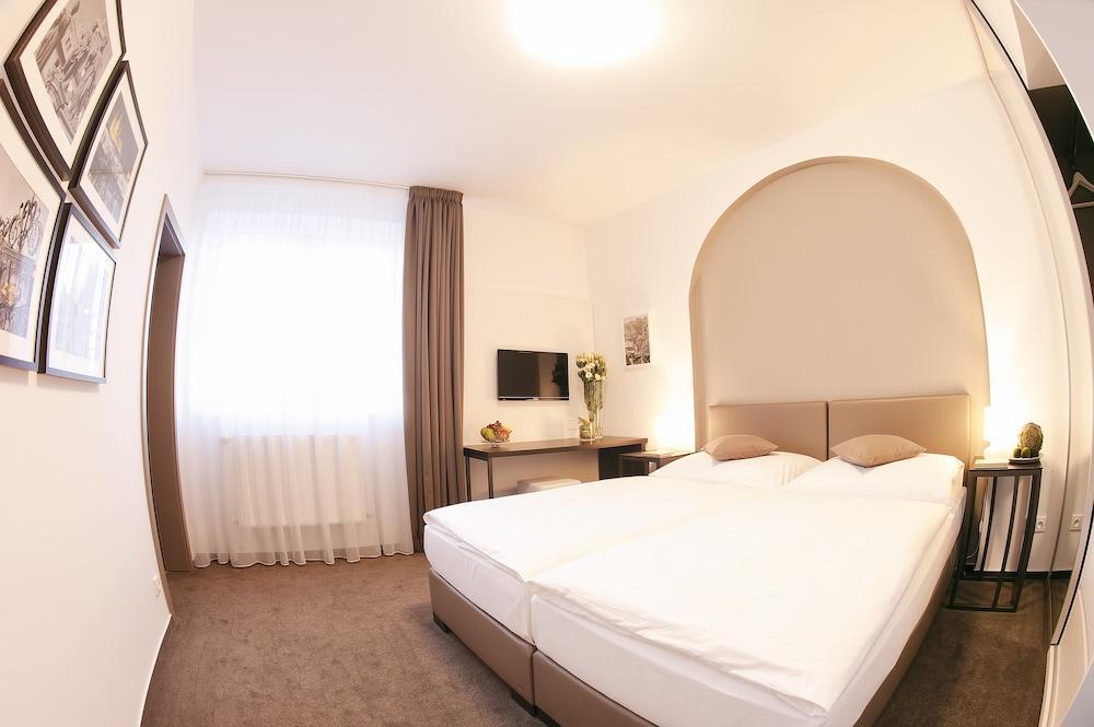 Villa na Vinici Room Type - Double Room Ensuite - Brown Villa na Vinici Room Type - Double Room Ensuite - Brown