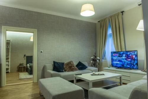 Exclusive 3 Bedroom Top-Notch Flat, GREAT LOCATION - Tap to explore photos
