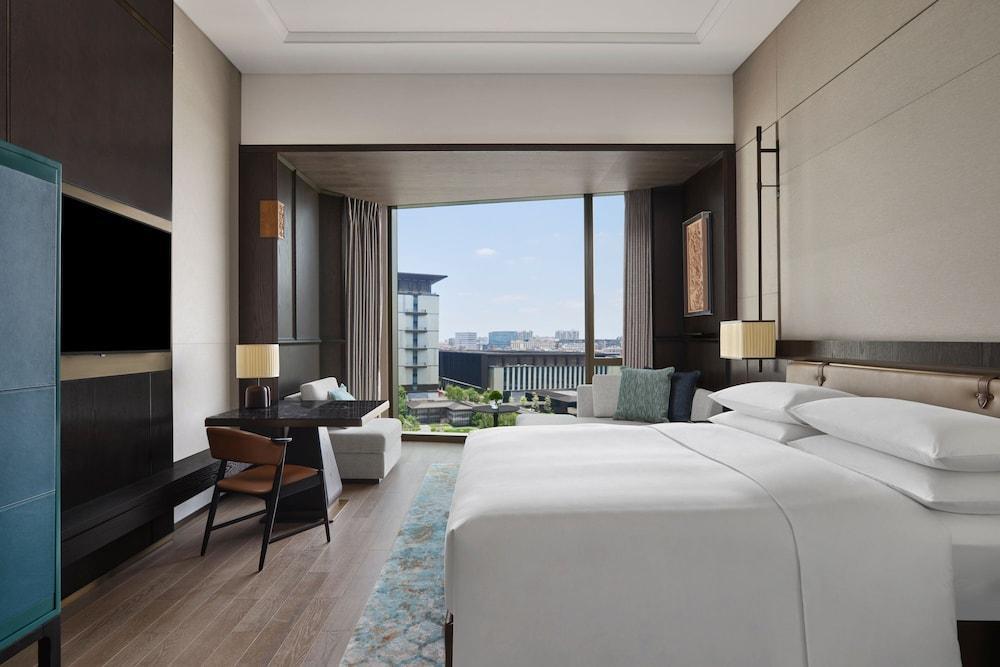 Guangzhou Marriott Hotel Baiyun Room Type - Deluxe King Bed Room Guangzhou Marriott Hotel Baiyun Room Type - Deluxe King Bed Room