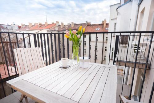 Bright Studios near Old Town & Excellent City Access by EasyBNB Premium Room Type - Apartment with Terrace