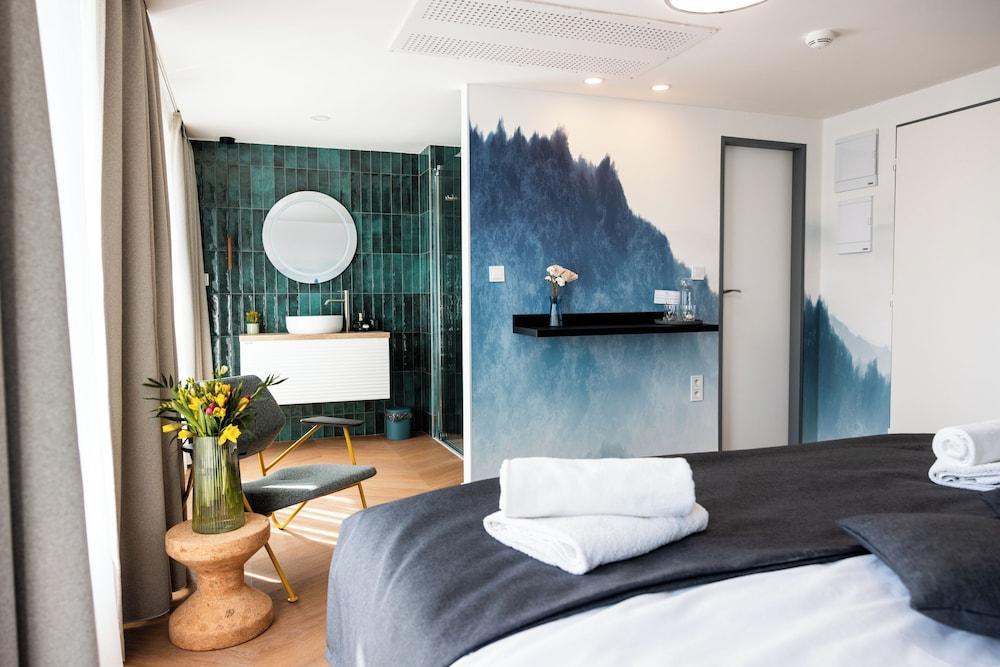Botel Marina Room Type - Deluxe Double Room