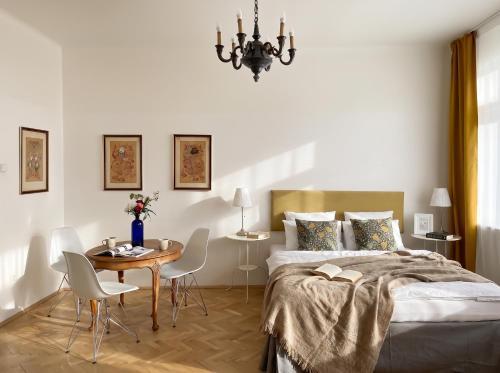 TurnKey I Vintage Terrace Apartment