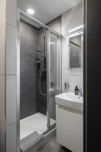 Industrial In Base Apartments Řipská 26 Room Type - Deluxe Double Room