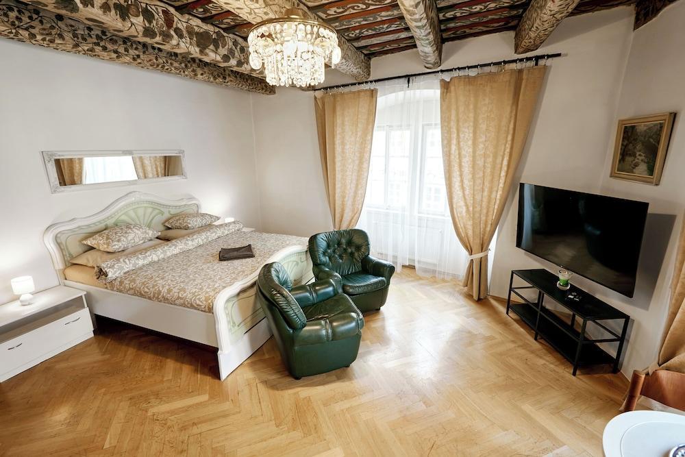 At the Blue Lion & Parking Assistance Room Type - Family Apartment, 3 Bedrooms, Non Smoking, City View