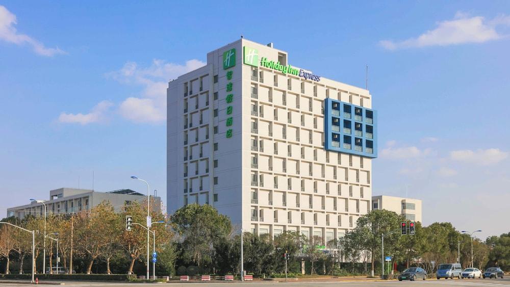 Holiday Inn Express Shanghai Pudong Airport by IHG - Tap to explore photos