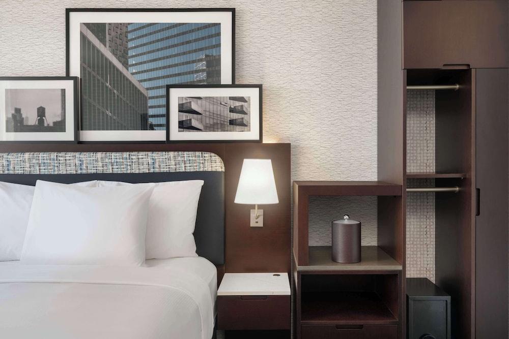 DoubleTree by Hilton Long Island City, NY Room Type - 1 QUEEN HEARING ACCESSIBLE