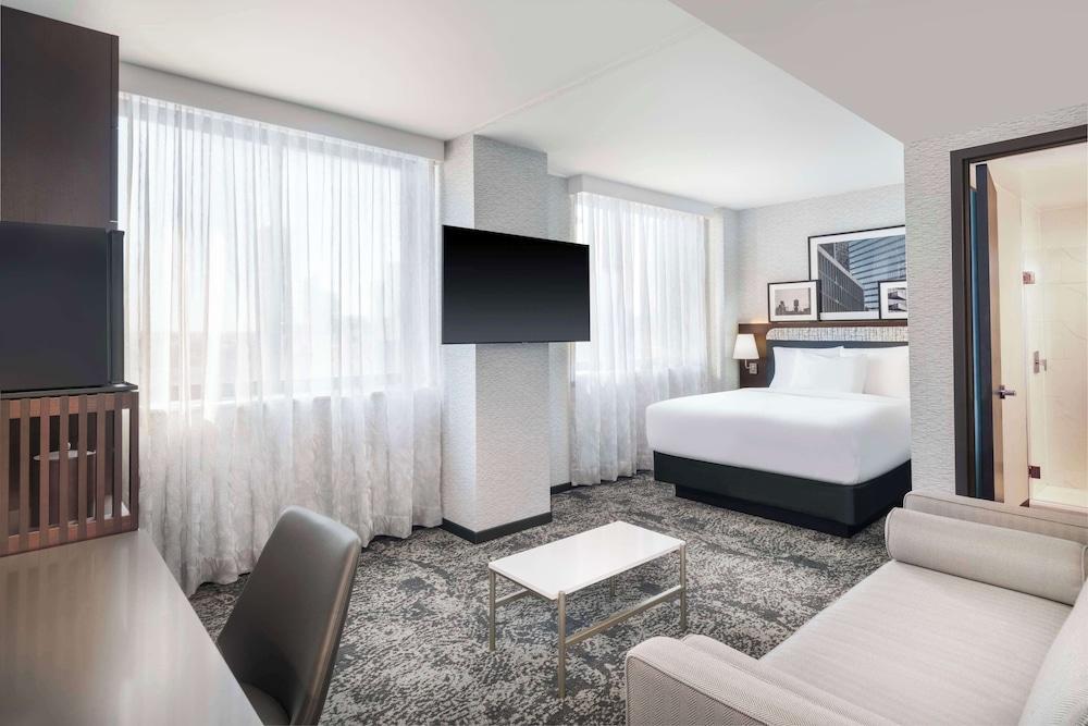 DoubleTree by Hilton Long Island City, NY Room Type - 1 QUEEN BED STUDIO SUITE
