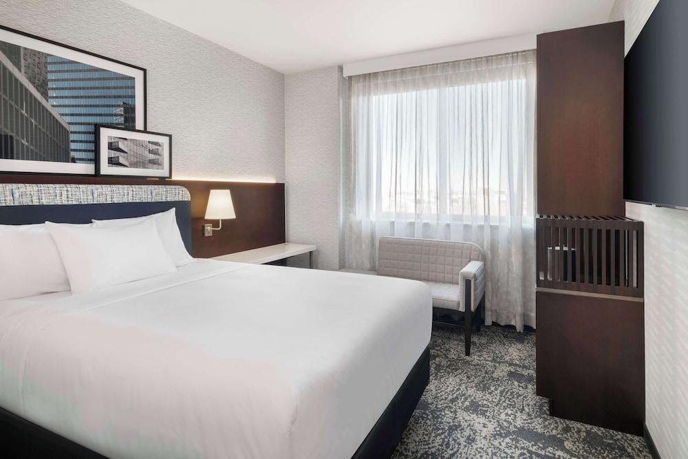 DoubleTree by Hilton Long Island City, NY - Tap to explore photos