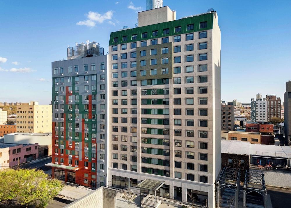 DoubleTree by Hilton Long Island City, NY - Tap to explore photos