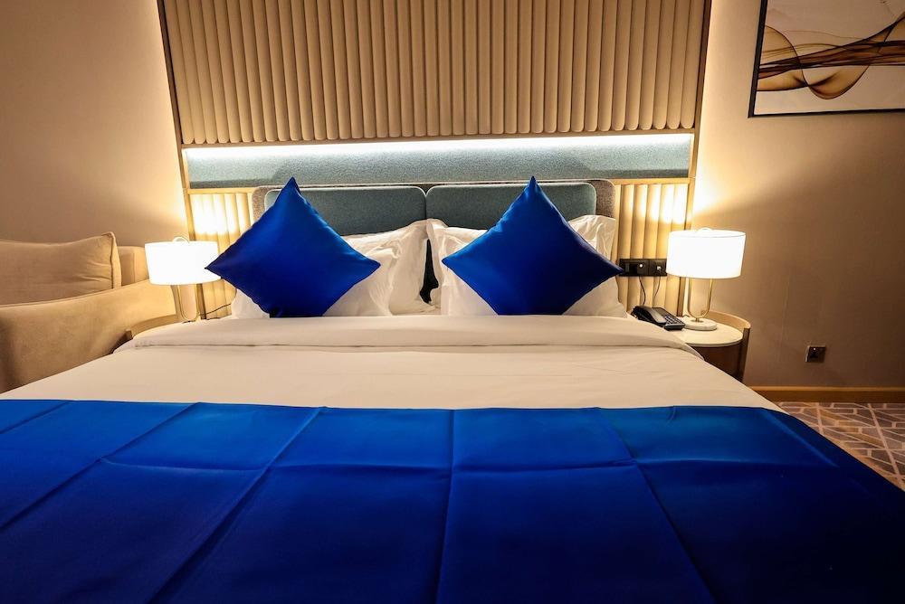Best Western Premier M Four Hotel Room Type - Family Room, 1 King Bed, Non Smoking (with Sofabed) Best Western Premier M Four Hotel Room Type - Family Room, 1 King Bed, Non Smoking (with Sofabed)