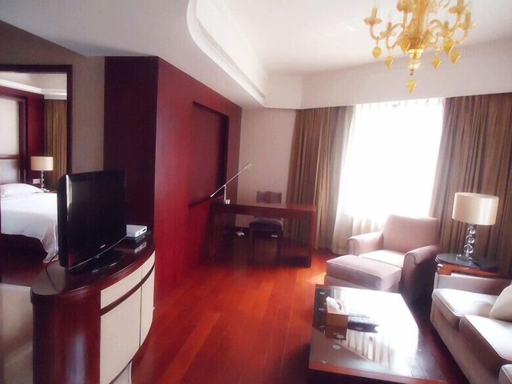 Jing'an Ziyuan Apartment - Tap to explore photos