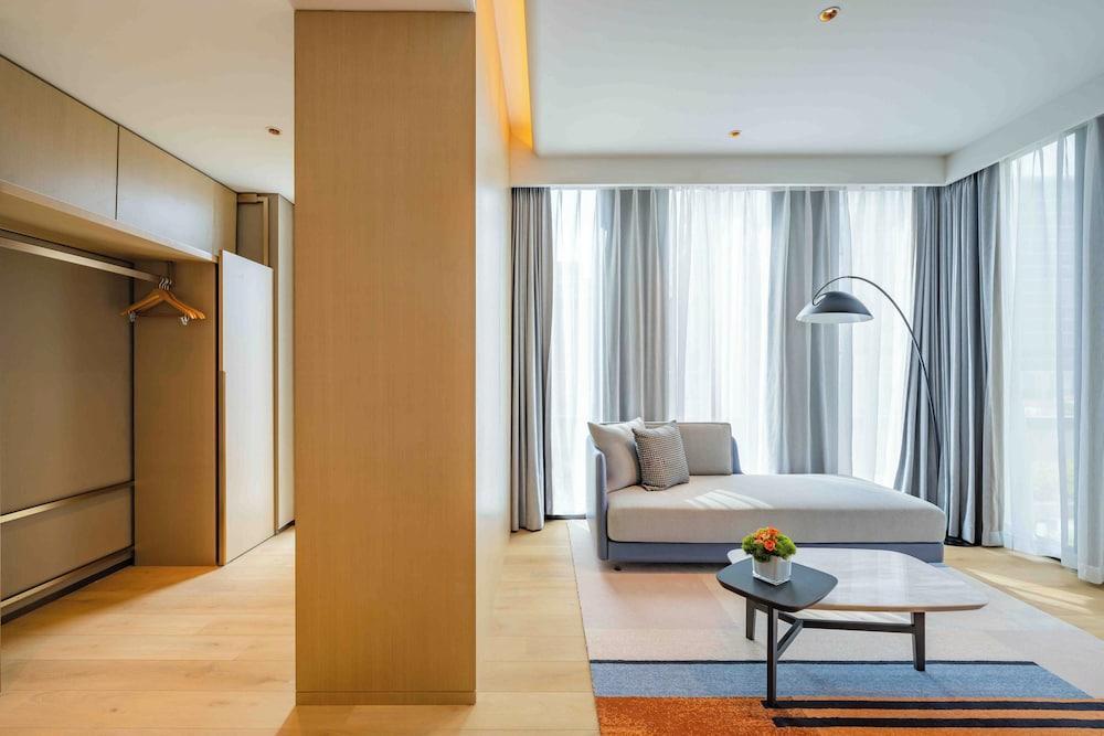 EVEN Hotel Shanghai Expo by IHG Room Type - Suite, 1 King Bed (Additional Living Area)