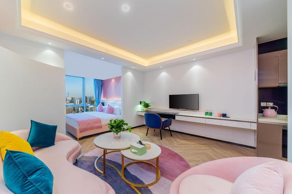 Cloudy International Apartment Room Type - Design Double Room, 1 King Bed, City View