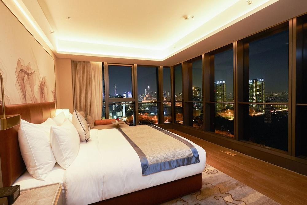 LN Dongfang Hotel Pazhou Room Type - 270° River View King Size Bed Suite Room