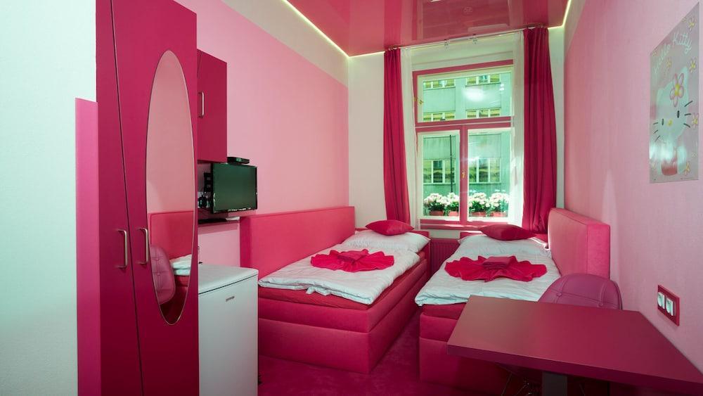 Apartment Colours Prague Center Room Type - Design Twin Room (Pink)