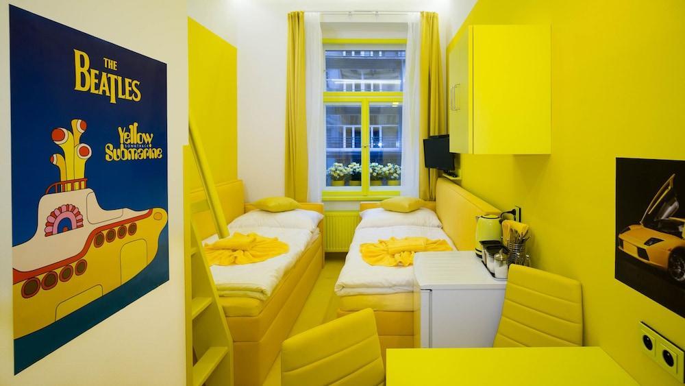 Apartment Colours Prague Center Room Type - Design Triple Room (Yellow)