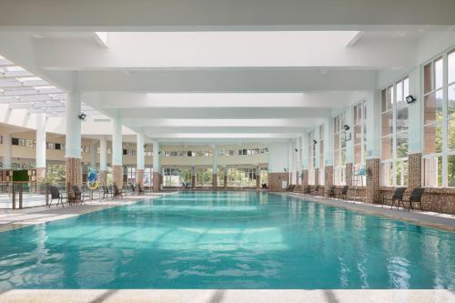 Guangdong Hot Spring Hotel - Tap to explore photos