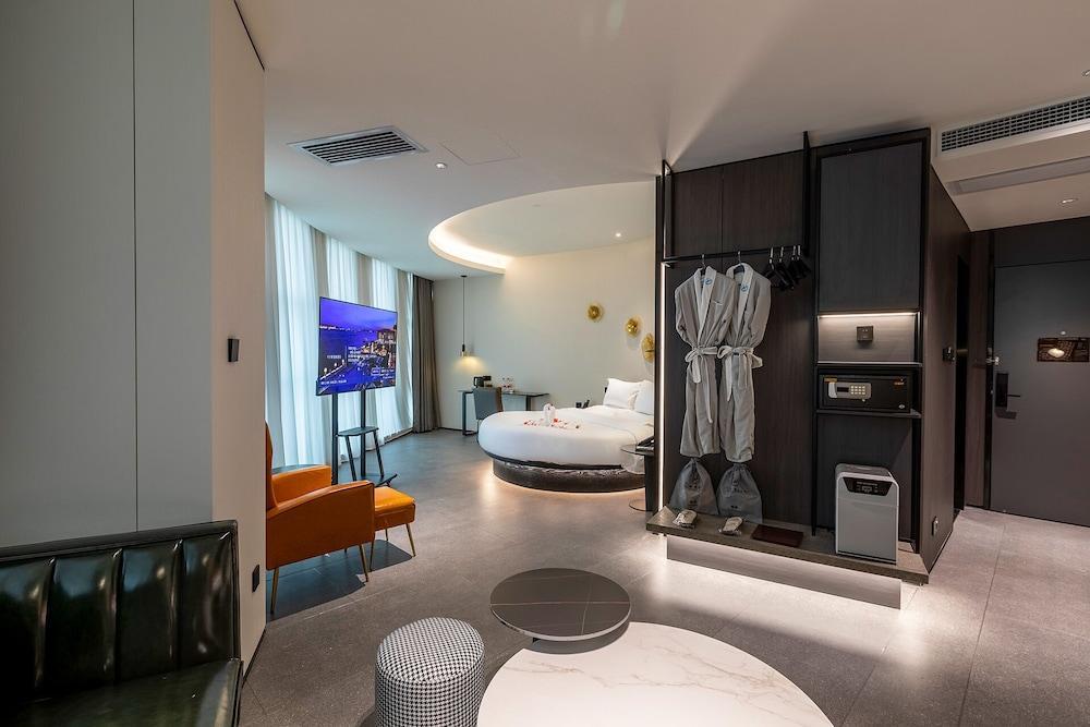 Kardon Hotel.Stars - Tap to explore photos
