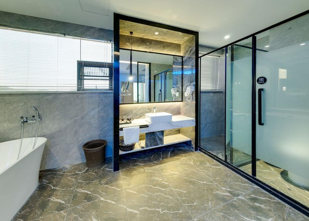 W Kardon Hotel - Tap to explore photos